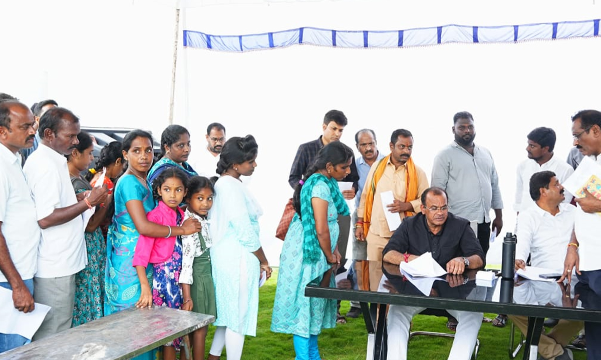 సమస్యల తీవ్రతకు అద్దం పట్టిన కోమటిరెడ్డి ప్రజాదర్బార్.. బారులు తీరిన ప్రజలు సమస్యల తీవ్రతకు అద్దం పట్టిన కోమటిరెడ్డి ప్రజాదర్బార్.. బారులు తీరిన ప్రజలు