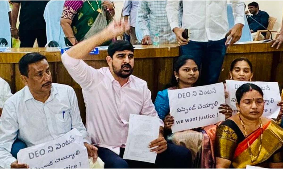 కలెక్టర్ను అడ్డుకున్న ఘటనపై జడ్పీ సీఈవో ఫిర్యాదు … పాడి కౌశిక్రెడ్డిపై బీఎన్ఎస్ సెక్షన్ కేసు కలెక్టర్ను అడ్డుకున్న ఘటనపై జడ్పీ సీఈవో ఫిర్యాదు … పాడి కౌశిక్రెడ్డిపై బీఎన్ఎస్ సెక్షన్ కేసు