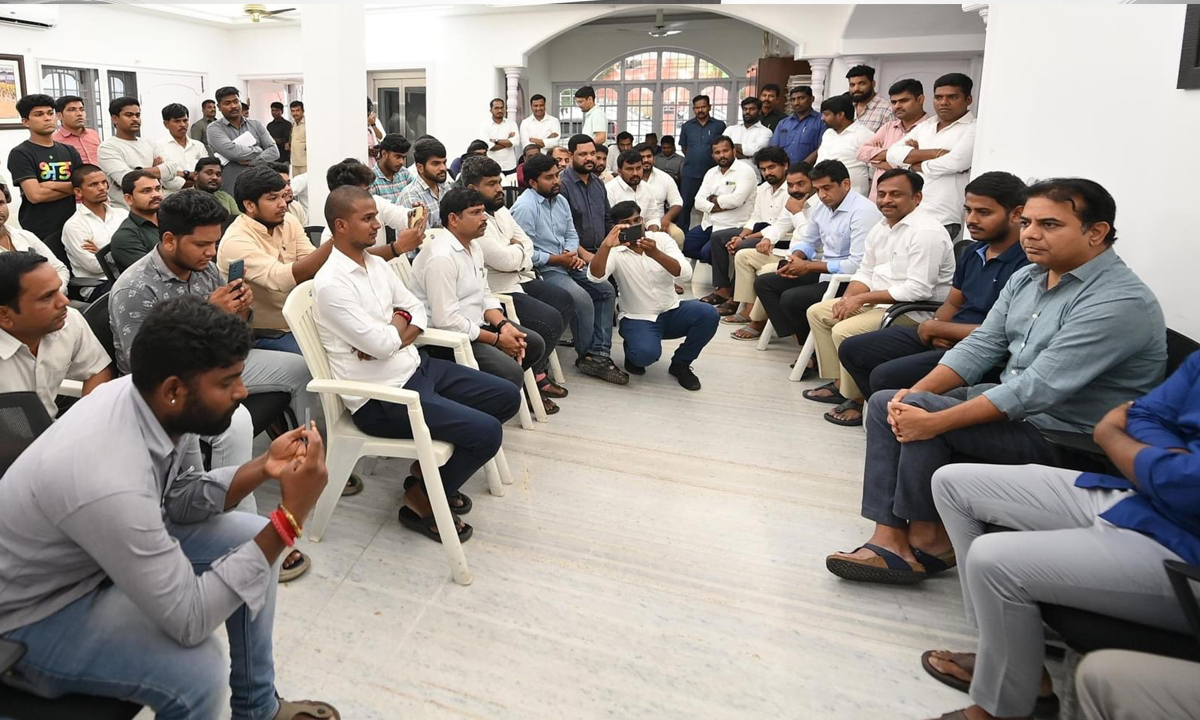 KTR | బీఆరెస్వీకి పార్టీ అండగా నిలుస్తుంది.. ప్రజా సమస్యలపై పోరాటం కొనసాగిద్దాం KTR | బీఆరెస్వీకి పార్టీ అండగా నిలుస్తుంది.. ప్రజా సమస్యలపై పోరాటం కొనసాగిద్దాం