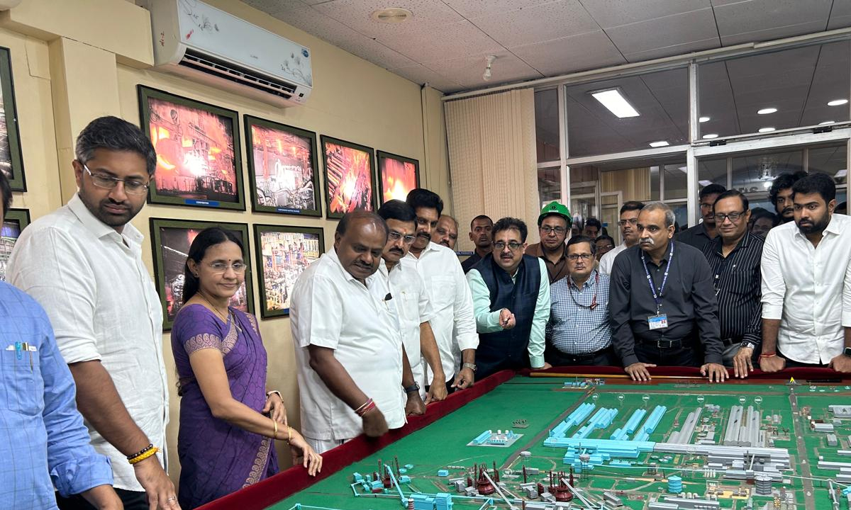 Vizag steel plant | విశాఖ స్టీల్ ఫ్లాంట్ ప్రైవేటీకరణ ఆలోచన కేంద్రానికి లేదు: కేంద్ర మంత్రి కుమారస్వామి Vizag steel plant | విశాఖ స్టీల్ ఫ్లాంట్ ప్రైవేటీకరణ ఆలోచన కేంద్రానికి లేదు: కేంద్ర మంత్రి కుమారస్వామి