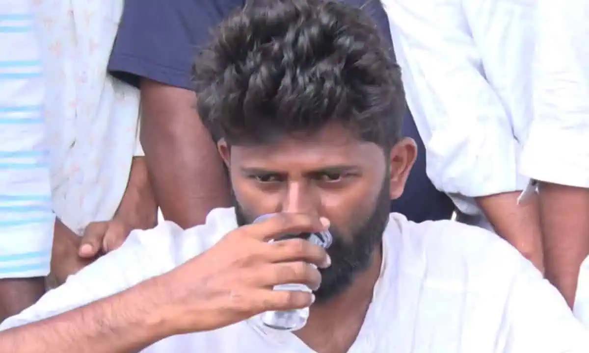 దీక్ష విరమించిన మోతీలాల్ నాయక్ … ప్రాణం పోతున్నా స్పందించని ప్రభుత్వ తీరుపై మండిపాటు దీక్ష విరమించిన మోతీలాల్ నాయక్ … ప్రాణం పోతున్నా స్పందించని ప్రభుత్వ తీరుపై మండిపాటు