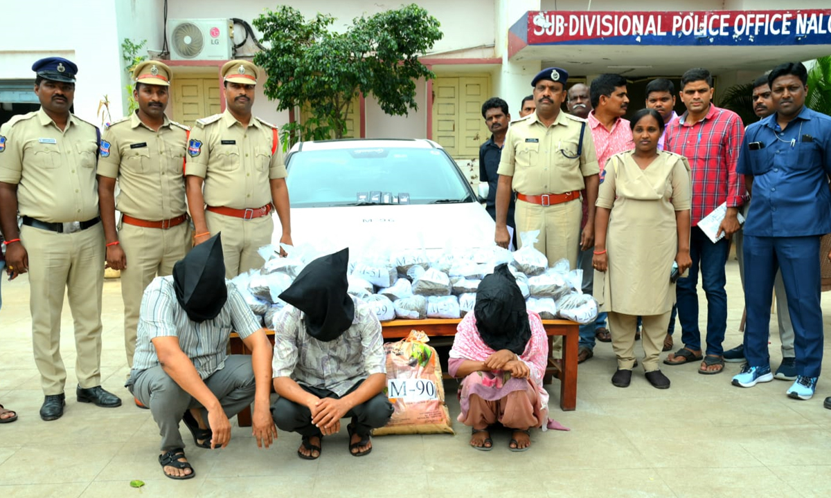 Nalgonda | నల్గొండ జిల్లాలో 18లక్షల గంజాయి పట్టివేత.. ముగ్గురి అరెస్టు Nalgonda | నల్గొండ జిల్లాలో 18లక్షల గంజాయి పట్టివేత.. ముగ్గురి అరెస్టు