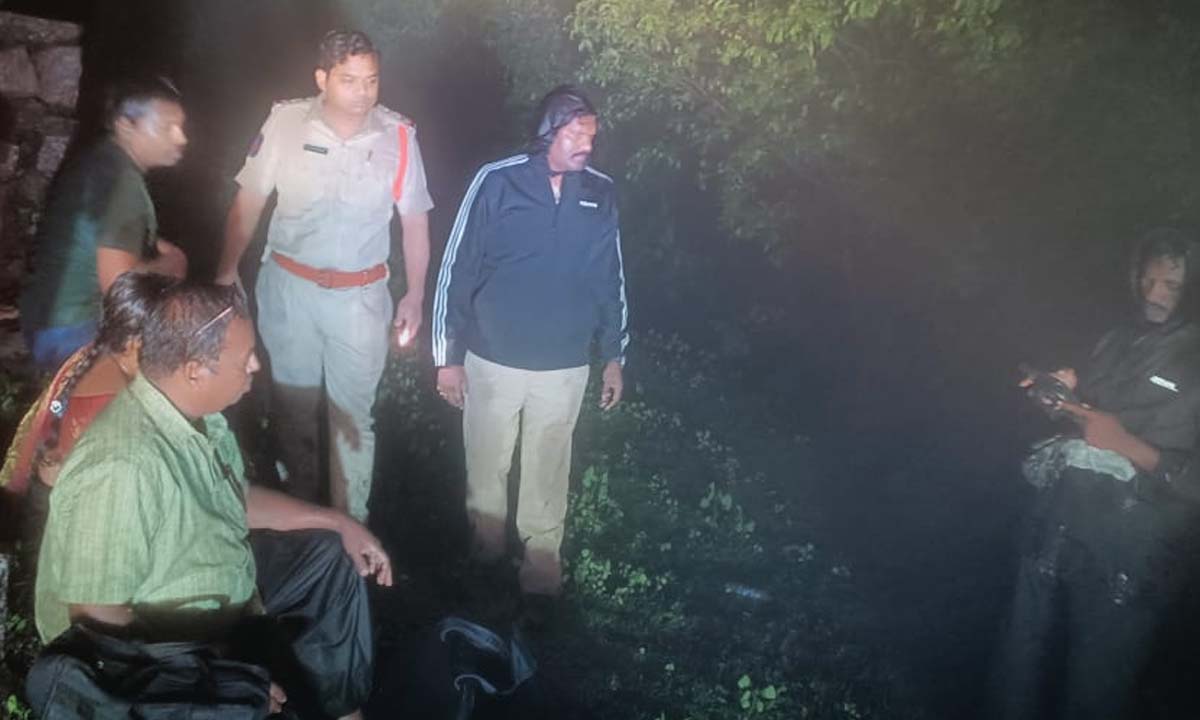 Telangana | లోయలో పడిన కారు…ప్రయాణికులు సురక్షితం … సకాలంలో స్పందించిన పోలీసులు Telangana | లోయలో పడిన కారు…ప్రయాణికులు సురక్షితం … సకాలంలో స్పందించిన పోలీసులు