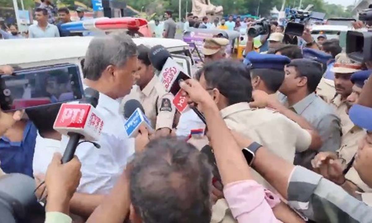 మోతీలాల్ దీక్షకు పల్లా..రాకేశ్ రెడ్డిల సంఘీభావం అరెస్టు..తోపులాట మోతీలాల్ దీక్షకు పల్లా..రాకేశ్ రెడ్డిల సంఘీభావం అరెస్టు..తోపులాట