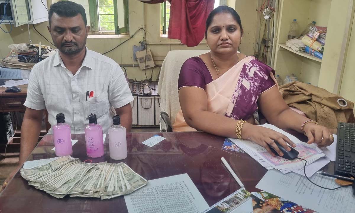 లంచం తీసుకుంటూ పట్టుబడిన పరకాల సబ్రిజిస్టార్ లంచం తీసుకుంటూ పట్టుబడిన పరకాల సబ్రిజిస్టార్