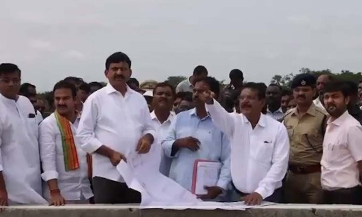 సీతారామ లింక్ కాలువతో పాలేరు సస్యశ్యామం … పనుల పరిశీలనలో మంత్రి పొంగులేటి సీతారామ లింక్ కాలువతో పాలేరు సస్యశ్యామం … పనుల పరిశీలనలో మంత్రి పొంగులేటి