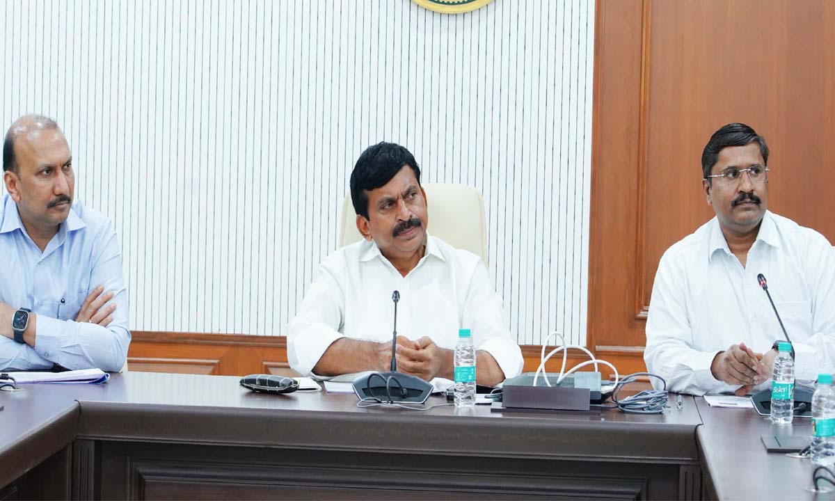శాస్త్రీయ పద్ధతిలో భూముల ధరల సవరణ, సామాన్యుడిపై భారం పడకుండా చూస్తాం : మంత్రి పొంగులేటి శ్రీనివాస్ రెడ్డి శాస్త్రీయ పద్ధతిలో భూముల ధరల సవరణ, సామాన్యుడిపై భారం పడకుండా చూస్తాం : మంత్రి పొంగులేటి శ్రీనివాస్ రెడ్డి