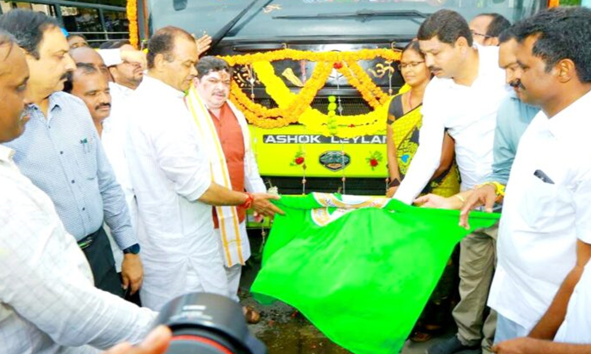 Minister Ponnam | నెలాఖరు నాటికి ఆర్టీసీ పెండింగ్ బకాయిలు 200కోట్ల చెల్లింపు: మంత్రి పొన్నం Minister Ponnam | నెలాఖరు నాటికి ఆర్టీసీ పెండింగ్ బకాయిలు 200కోట్ల చెల్లింపు: మంత్రి పొన్నం