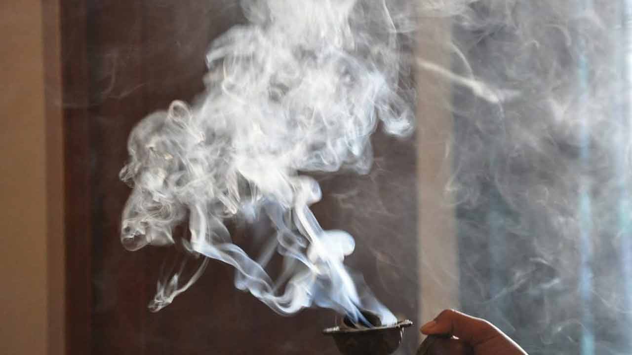 Sambrani Dhoop | సాంబ్రాణి ధూపంతో ఎన్నో ప్రయోజనాలు..! ఆ రోజున సాంబ్రాణి పొగ వేస్తే సిరిసంపదలు పెరుగుతాయట..!! Sambrani Dhoop | సాంబ్రాణి ధూపంతో ఎన్నో ప్రయోజనాలు..! ఆ రోజున సాంబ్రాణి పొగ వేస్తే సిరిసంపదలు పెరుగుతాయట..!!