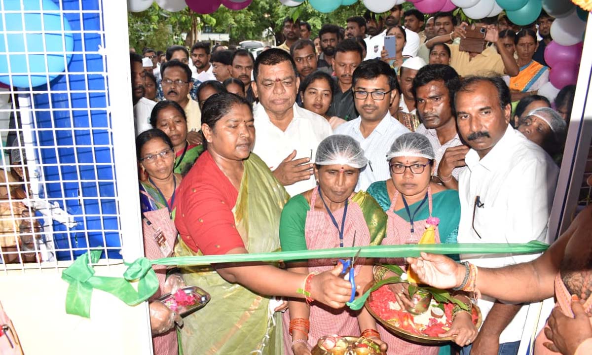 గ్రామీణ మహిళలు పారిశ్రామికవేత్తలుగా ఎదగాలి .. మంత్రి దనసరి అనసూయ సీతక్క గ్రామీణ మహిళలు పారిశ్రామికవేత్తలుగా ఎదగాలి .. మంత్రి దనసరి అనసూయ సీతక్క