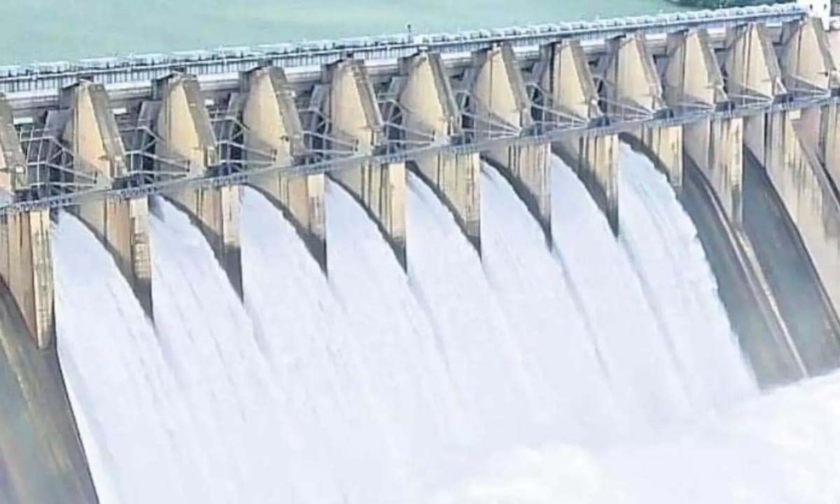 శ్రీశైలంలో జల విన్యాసం.. 8 గేట్ల ద్వారా సాగర్కు కృష్ణమ్మ పయనం శ్రీశైలంలో జల విన్యాసం.. 8 గేట్ల ద్వారా సాగర్కు కృష్ణమ్మ పయనం