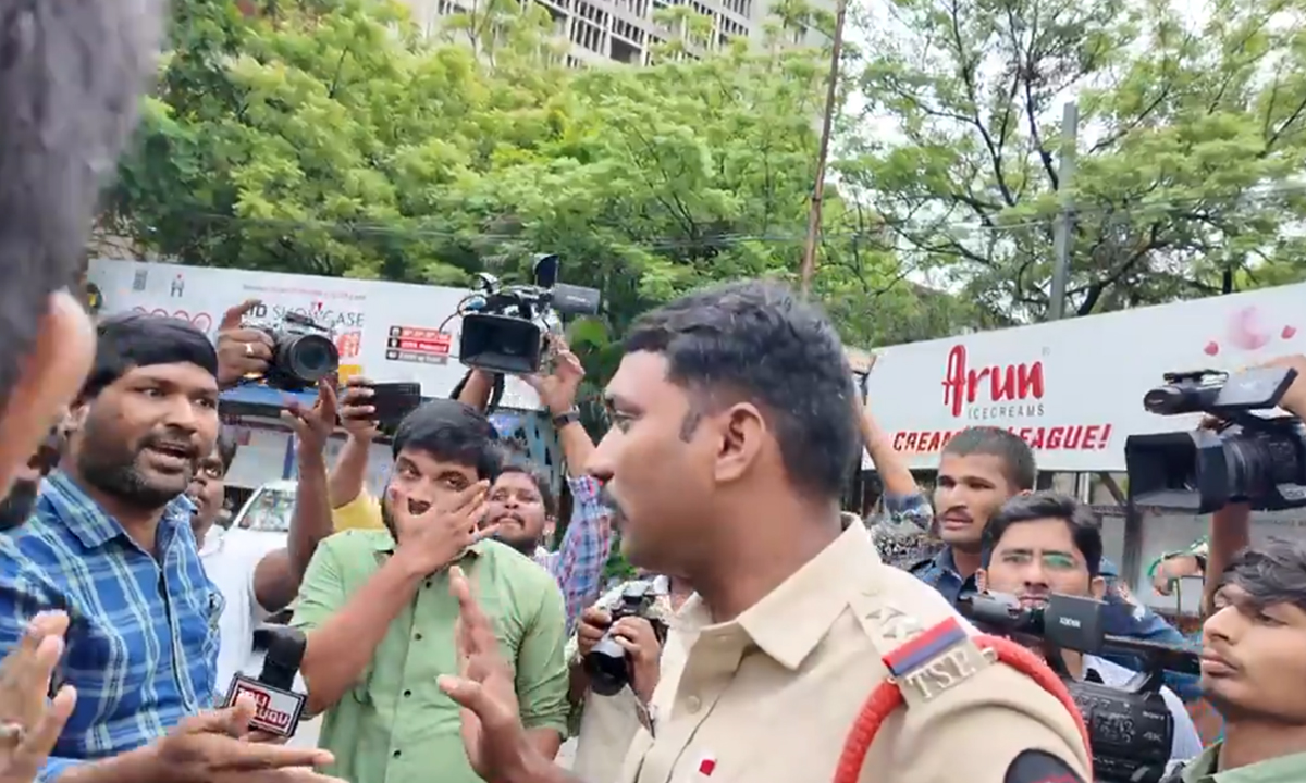 డీఎస్సీ వాయిదాకు.. మెగా డీఎస్సీకి నిరుద్యోగుల డిమాండ్ డీఎస్సీ వాయిదాకు.. మెగా డీఎస్సీకి నిరుద్యోగుల డిమాండ్