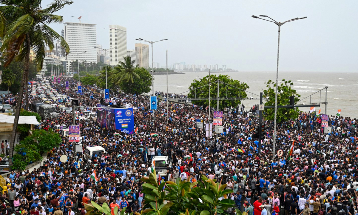 Team India | టీమిండియాకు ఘన స్వాగతం.. ముంబైలో జన నీరాజనం Team India | టీమిండియాకు ఘన స్వాగతం.. ముంబైలో జన నీరాజనం