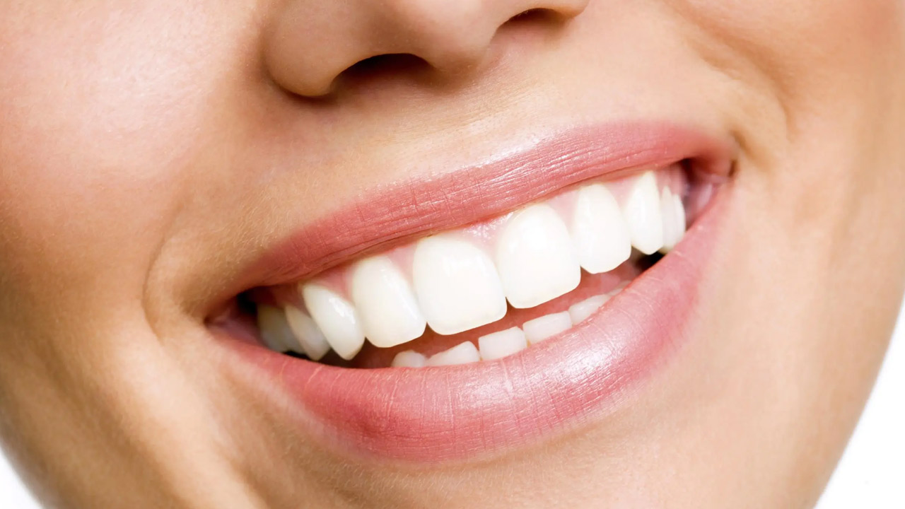 Beauty tips | మీ పసుపు రంగు పంటివరుస తెల్లగా మారాలా.. అయితే ఈ ఫలాలను మీ ఆహారంలో భాగం చేసుకోండి..! Beauty tips | మీ పసుపు రంగు పంటివరుస తెల్లగా మారాలా.. అయితే ఈ ఫలాలను మీ ఆహారంలో భాగం చేసుకోండి..!
