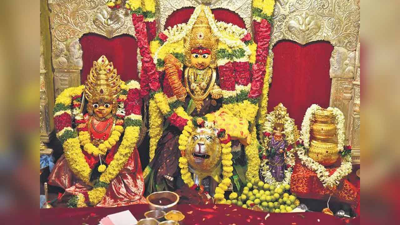 Ujjaini Mahankali | సికింద్రాబాద్ లష్కర్ బోనాలు.. ఉజ్జయిని మహంకాళి అనే పేరు ఎలా వచ్చింది..? అసలు 1813లో ఏం జరిగింది..? Ujjaini Mahankali | సికింద్రాబాద్ లష్కర్ బోనాలు.. ఉజ్జయిని మహంకాళి అనే పేరు ఎలా వచ్చింది..? అసలు 1813లో ఏం జరిగింది..?