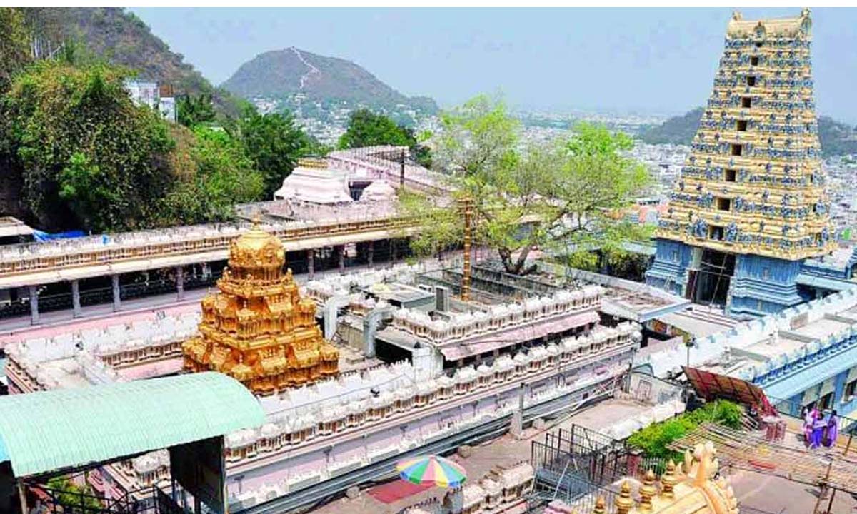 దుర్గ గుడిలో నేటి నుంచి అషాడ ఉత్సవాలు .. జూలై 6 నుంచి 15 వరకు వారాహి నవరాత్రులు దుర్గ గుడిలో నేటి నుంచి అషాడ ఉత్సవాలు .. జూలై 6 నుంచి 15 వరకు వారాహి నవరాత్రులు