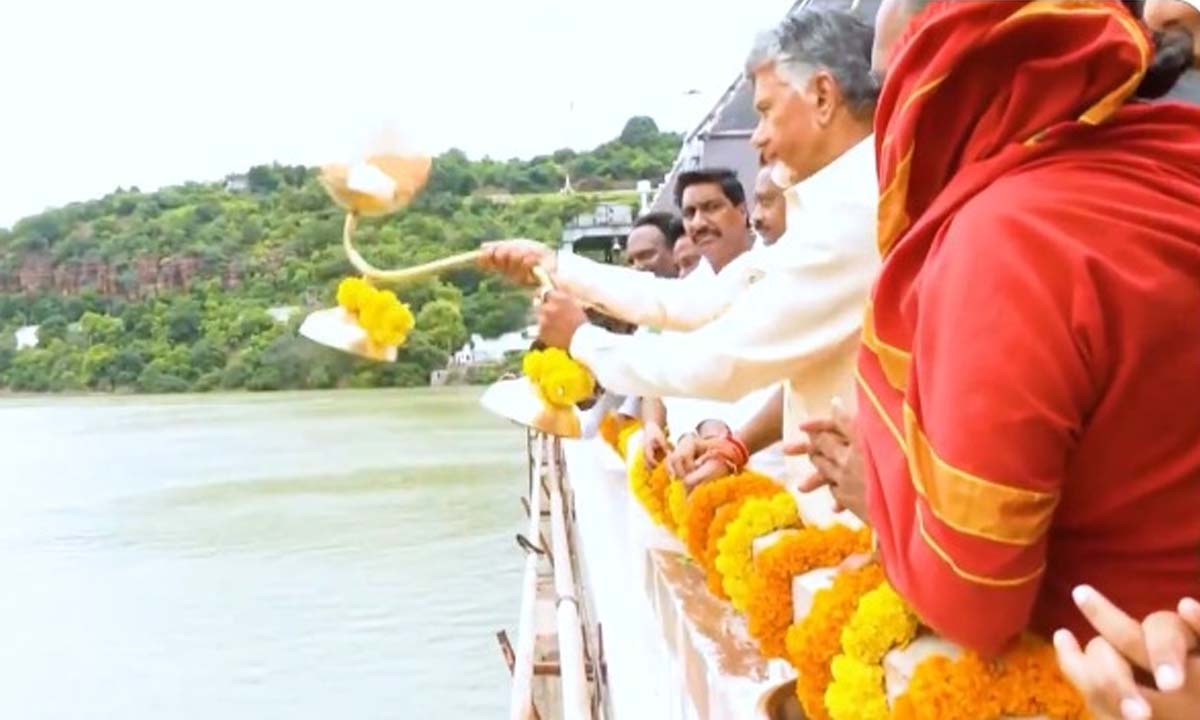A.P CM Chandrababu | ప్రాజెక్టు లను పట్టించుకోని జగన్ … సున్నిపెంట ప్రజావేదికలో ముఖ్య మంత్రి చంద్రబాబు A.P CM Chandrababu | ప్రాజెక్టు లను పట్టించుకోని జగన్ … సున్నిపెంట ప్రజావేదికలో ముఖ్య మంత్రి చంద్రబాబు