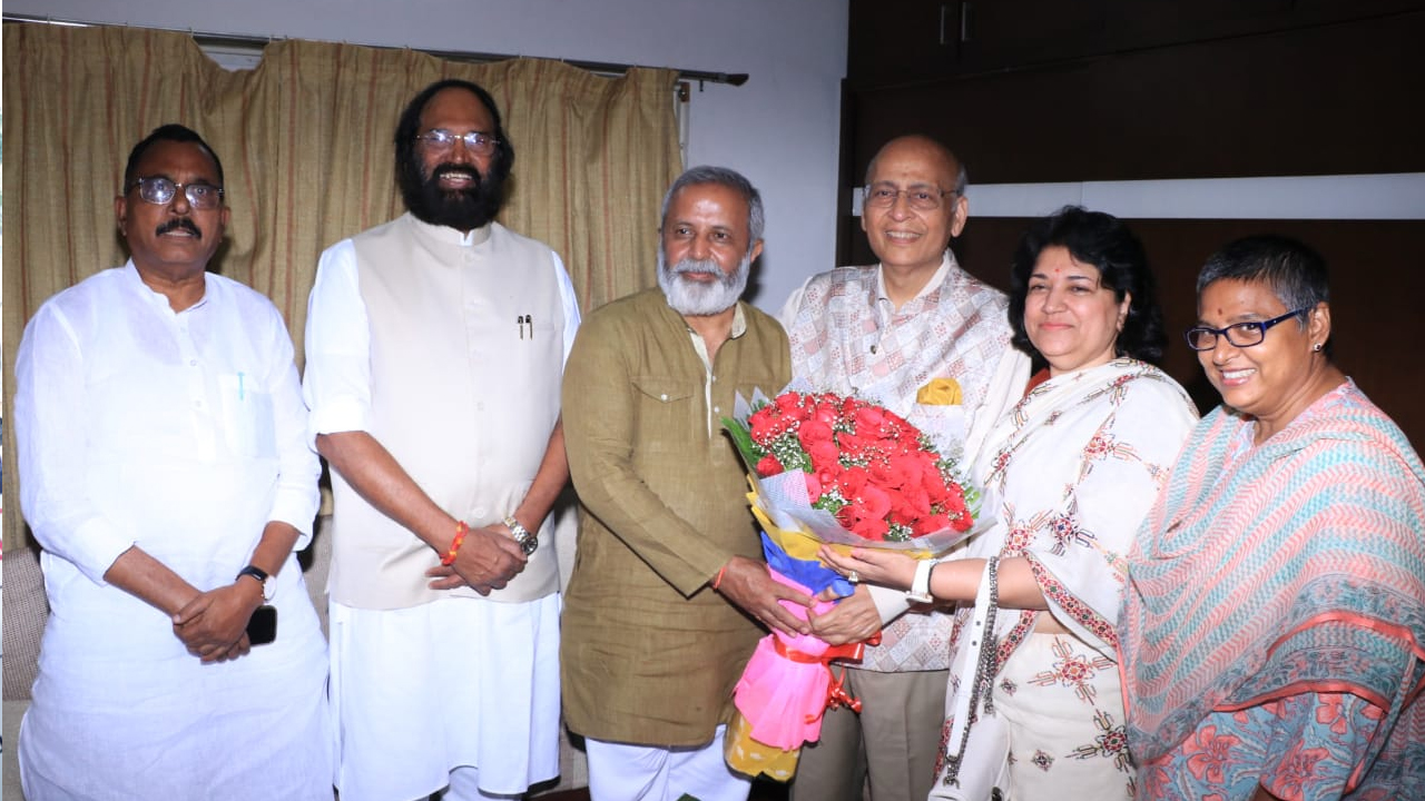 Abhishek Manu Singhvi | ఎమ్మెల్యేలతో రాజ్యసభ అభ్యర్థి అభిషేక్ మను సింఘ్వీ Abhishek Manu Singhvi | ఎమ్మెల్యేలతో రాజ్యసభ అభ్యర్థి అభిషేక్ మను సింఘ్వీ