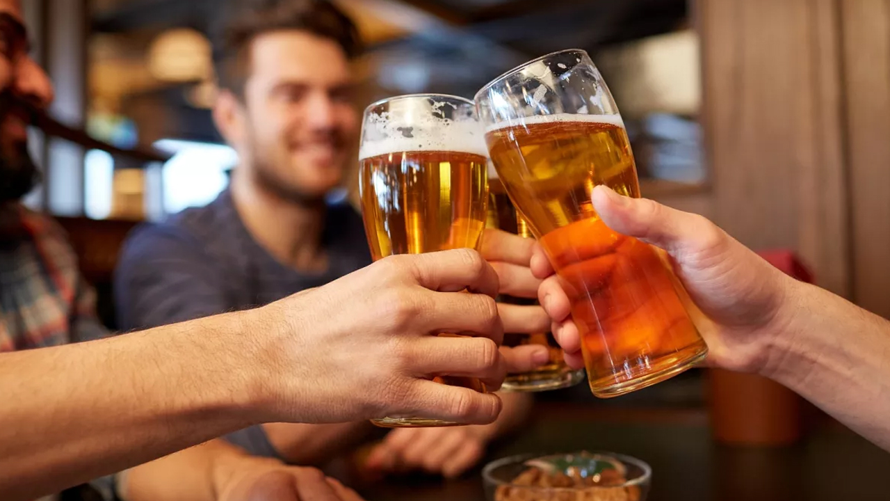 Alcoholic drink | మద్యం అతిగా మాత్రమే కాదు.. మితంగా తాగినా అనర్థమే.. ఎందుకంటే..! Alcoholic drink | మద్యం అతిగా మాత్రమే కాదు.. మితంగా తాగినా అనర్థమే.. ఎందుకంటే..!