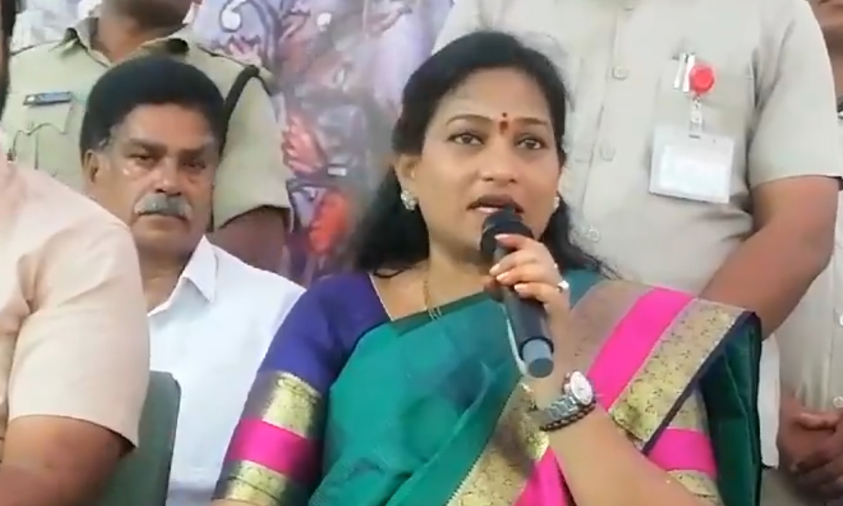 Minister Vangalapudi Anitha | సెక్యూరిటీ లేకపోతే.. జనం తిరుగబడుతారని జగన్కు భయం: మంత్రి అనిత Minister Vangalapudi Anitha | సెక్యూరిటీ లేకపోతే.. జనం తిరుగబడుతారని జగన్కు భయం: మంత్రి అనిత