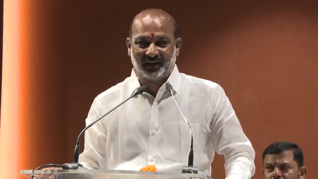 Bandi Sanjay | కాంగ్రెస్లోనే బీఆరెస్ విలీనం.. అవినీతి, కుటుంబ పార్టీలకు మేం దూరం: బండి సంజయ్ Bandi Sanjay | కాంగ్రెస్లోనే బీఆరెస్ విలీనం.. అవినీతి, కుటుంబ పార్టీలకు మేం దూరం: బండి సంజయ్