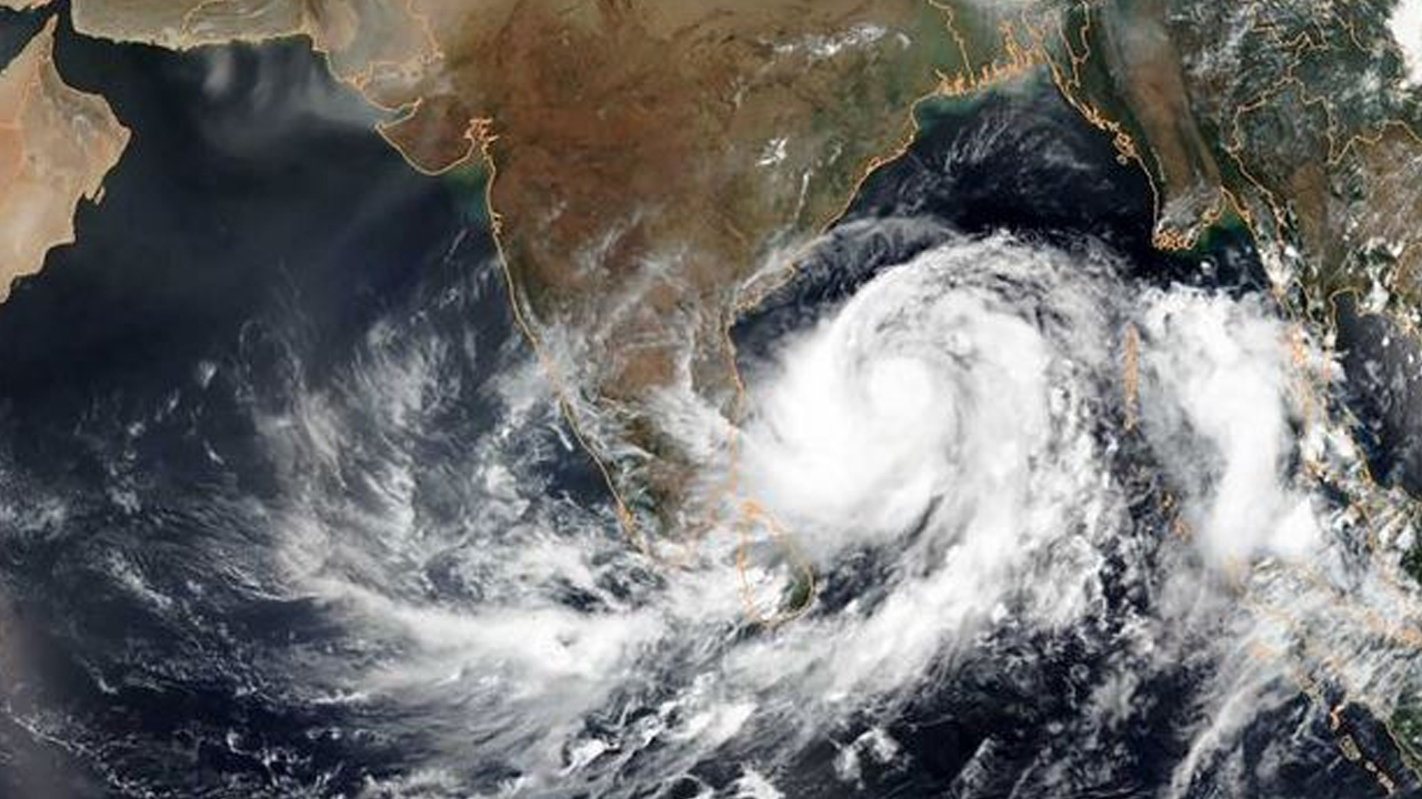 AP Rains | బంగాళాఖాతంలో బలపడుతున్న అల్పపీడనం.. ఏపీలో భారీ నుంచి అతి భారీ వర్షాలు..! AP Rains | బంగాళాఖాతంలో బలపడుతున్న అల్పపీడనం.. ఏపీలో భారీ నుంచి అతి భారీ వర్షాలు..!
