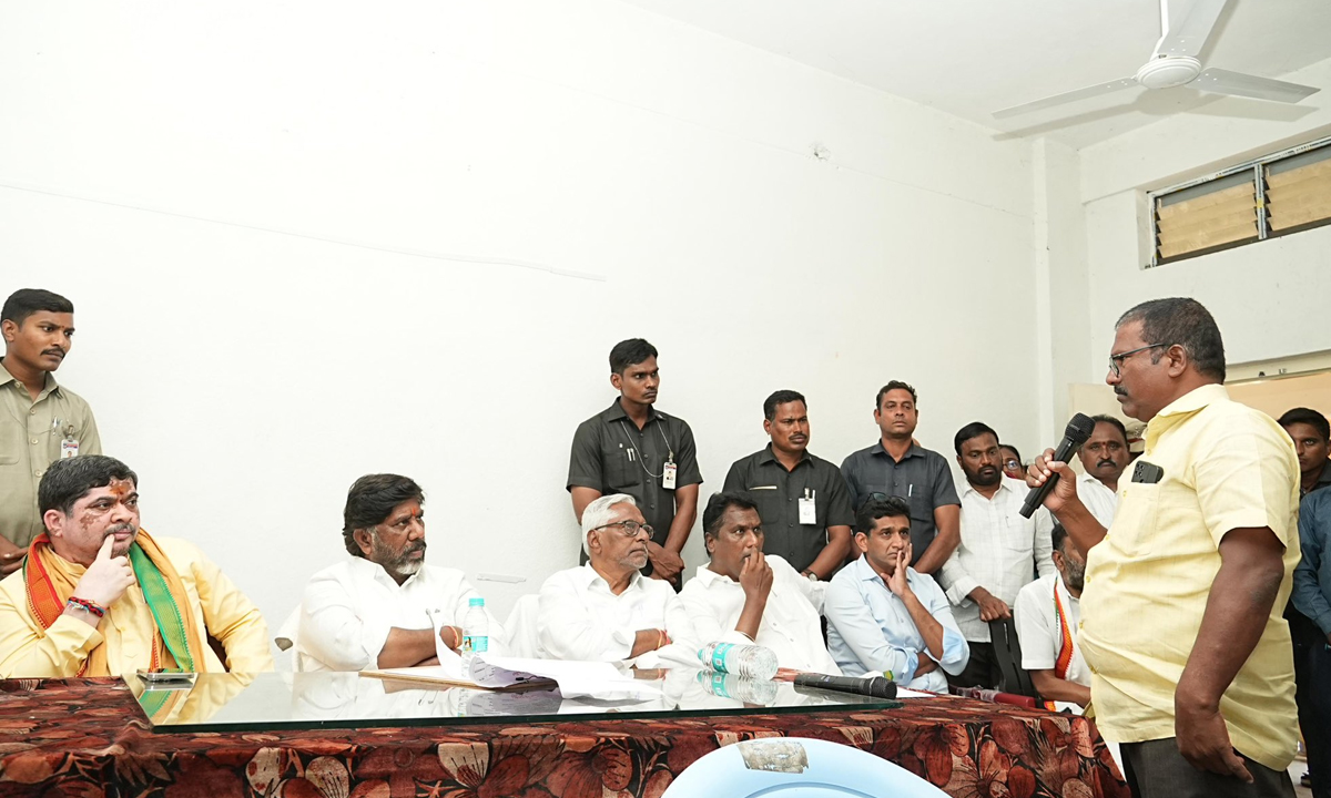 Deputy CM Bhatti | పెద్దాపూర్ గురుకుల పాఠశాలను సందర్శించిన డిప్యూటీ సీఎం భట్టి, మంత్రి పొన్నం Deputy CM Bhatti | పెద్దాపూర్ గురుకుల పాఠశాలను సందర్శించిన డిప్యూటీ సీఎం భట్టి, మంత్రి పొన్నం