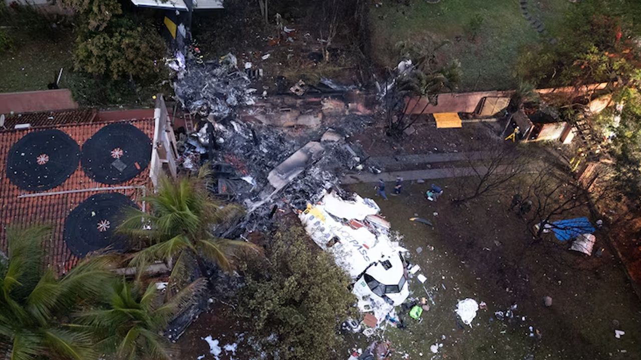Brazil Plane Crash | తెగిన గాలిపటంలా గింగిరాలు కొడుతూ నేల కూలిన విమానం.. 62 మంది దుర్మరణం..! Brazil Plane Crash | తెగిన గాలిపటంలా గింగిరాలు కొడుతూ నేల కూలిన విమానం.. 62 మంది దుర్మరణం..!