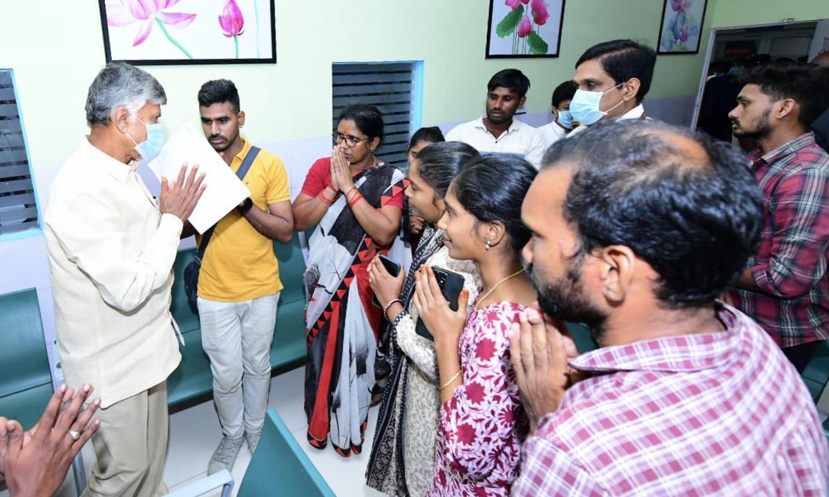 CM CHANDRABABU | ఫార్మా కంపనీ బాధితులకు సీఎం చంద్రబాబు పరామర్శ CM CHANDRABABU | ఫార్మా కంపనీ బాధితులకు సీఎం చంద్రబాబు పరామర్శ