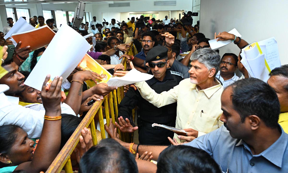 వైసీపీ నేతలు కబ్జా చేసిన భూములు తిరిగి ఇప్పించండి.. సీఎం చంద్రబాబుకు అర్జీలు ఇచ్చిన బాధితులు వైసీపీ నేతలు కబ్జా చేసిన భూములు తిరిగి ఇప్పించండి.. సీఎం చంద్రబాబుకు అర్జీలు ఇచ్చిన బాధితులు