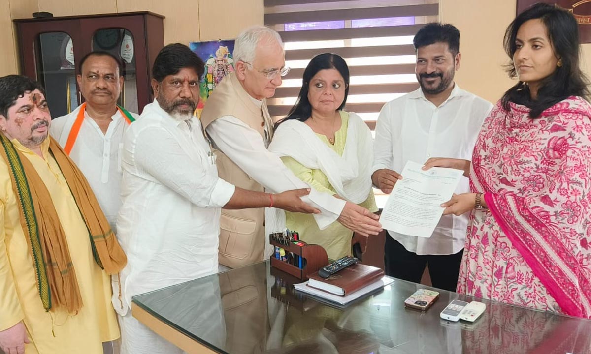 CM REVANTH REDDY | దేశాన్ని సంపదను దోచుకుంటున్న ప్రధాని, అదానీ..సెబీ అక్రమాలపై ఈడీకి సీఎం, డిప్యూటీ సీఎంల ఫిర్యాదు CM REVANTH REDDY | దేశాన్ని సంపదను దోచుకుంటున్న ప్రధాని, అదానీ..సెబీ అక్రమాలపై ఈడీకి సీఎం, డిప్యూటీ సీఎంల ఫిర్యాదు