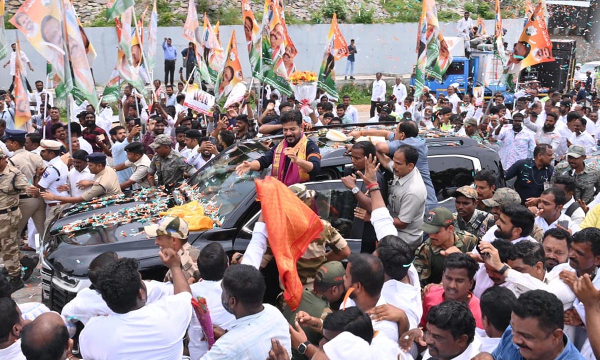 Cm Revanth Reddy | హైదారాబాద్లో సీఎం రేవంత్రెడ్డికి ఘన స్వాగతం Cm Revanth Reddy | హైదారాబాద్లో సీఎం రేవంత్రెడ్డికి ఘన స్వాగతం