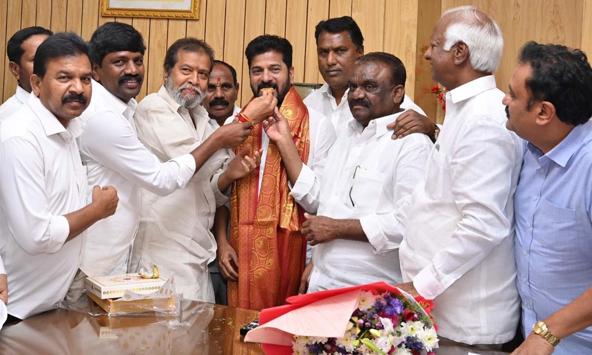 SC RESERVATION | ఎస్సీ వర్గీకరణపై సీఎం కార్యాలయంలో సంబరాలు SC RESERVATION | ఎస్సీ వర్గీకరణపై సీఎం కార్యాలయంలో సంబరాలు