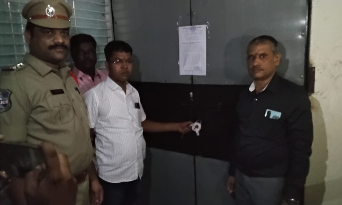 CP Sudheer Babu | ప్రజలకు అసౌకర్యం కల్గించే బార్లు, హోటళ్లపై చర్యలు: రాచకొండ సీపీ సుధీర్బాబు CP Sudheer Babu | ప్రజలకు అసౌకర్యం కల్గించే బార్లు, హోటళ్లపై చర్యలు: రాచకొండ సీపీ సుధీర్బాబు