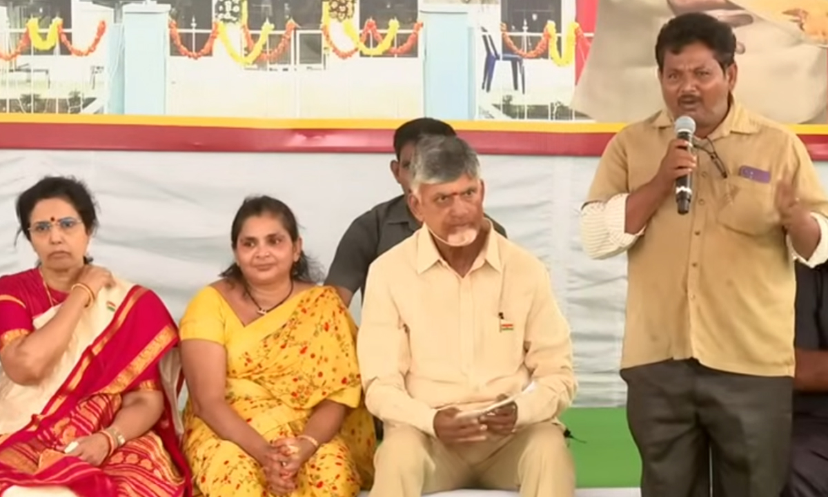 CM Chandrababu | మాట నిలబెట్టుకున్న సీఎం చంద్రబాబు.. ఆటో డ్రైవర్కు ఎలక్ట్రిక్ ఆటో అందజేత CM Chandrababu | మాట నిలబెట్టుకున్న సీఎం చంద్రబాబు.. ఆటో డ్రైవర్కు ఎలక్ట్రిక్ ఆటో అందజేత