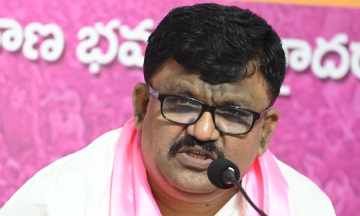 MLC Deshapati Srinivas | తెలంగాణ తల్లి విగ్రహ స్థలంలో రాజీవ్ గాంధీ విగ్రహం సరికాదు : ఎమ్మెల్సీ దేశపతి శ్రీనివాస్ MLC Deshapati Srinivas | తెలంగాణ తల్లి విగ్రహ స్థలంలో రాజీవ్ గాంధీ విగ్రహం సరికాదు : ఎమ్మెల్సీ దేశపతి శ్రీనివాస్