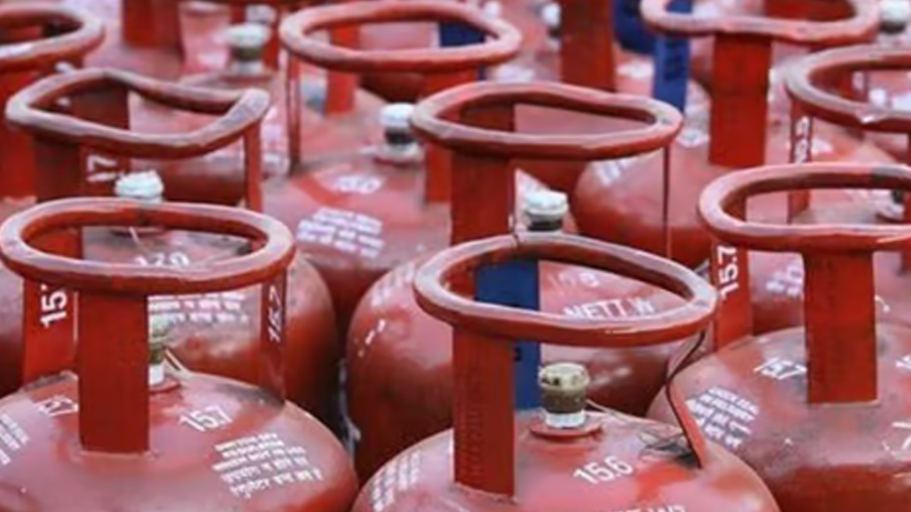 Gas price | సామాన్యులకు కేంద్రం గుడ్ న్యూస్.. సెప్టెంబర్ 1 నుంచి తగ్గనున్న గ్యాస్ ధర..! Gas price | సామాన్యులకు కేంద్రం గుడ్ న్యూస్.. సెప్టెంబర్ 1 నుంచి తగ్గనున్న గ్యాస్ ధర..!