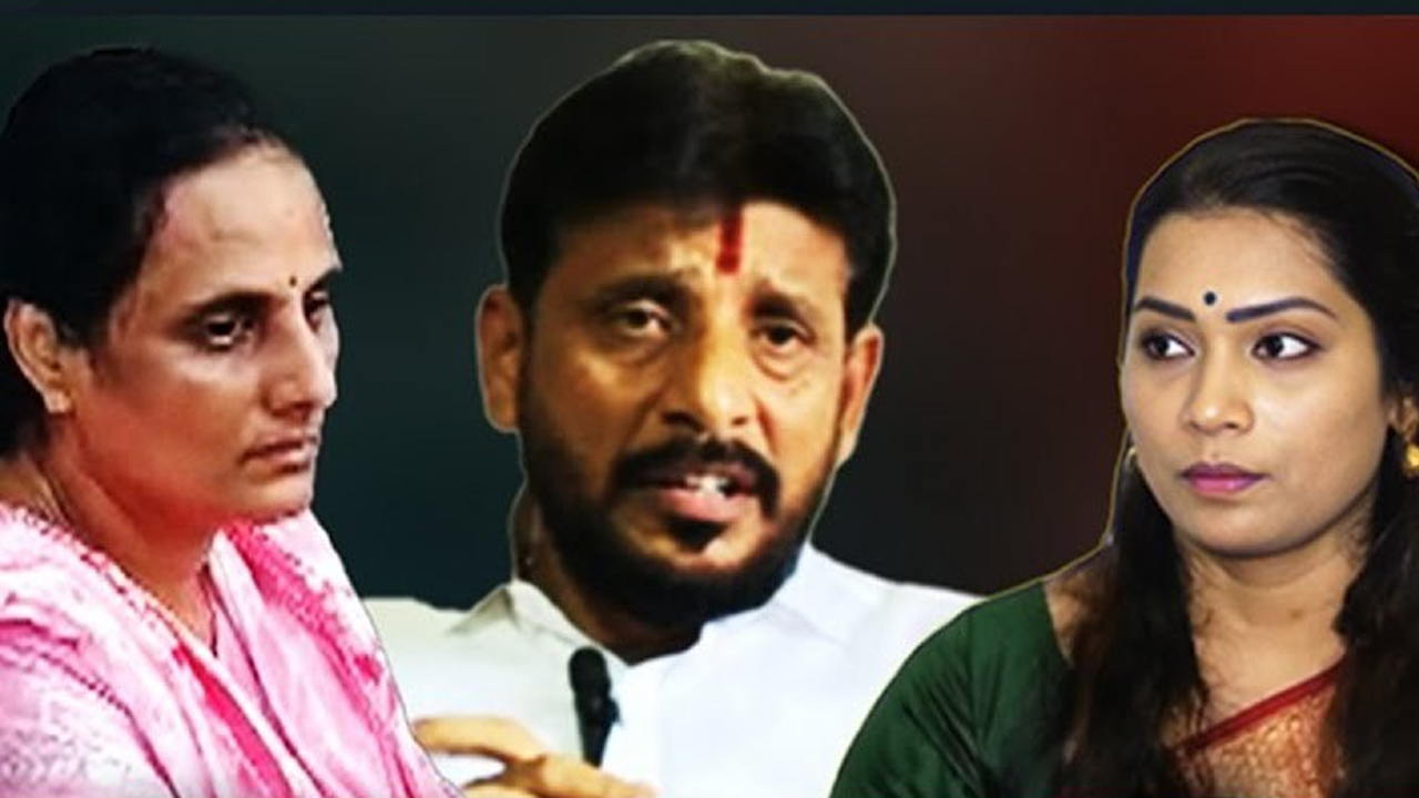 Duvvada Srinivas | దువ్వాడ ఫ్యామిలీ వివాదంలో కీలక మలుపులు.. వాణికి నోటీసులు.. ముందుగా దువ్వాడకే ఇవ్వాలని పట్టు Duvvada Srinivas | దువ్వాడ ఫ్యామిలీ వివాదంలో కీలక మలుపులు.. వాణికి నోటీసులు.. ముందుగా దువ్వాడకే ఇవ్వాలని పట్టు