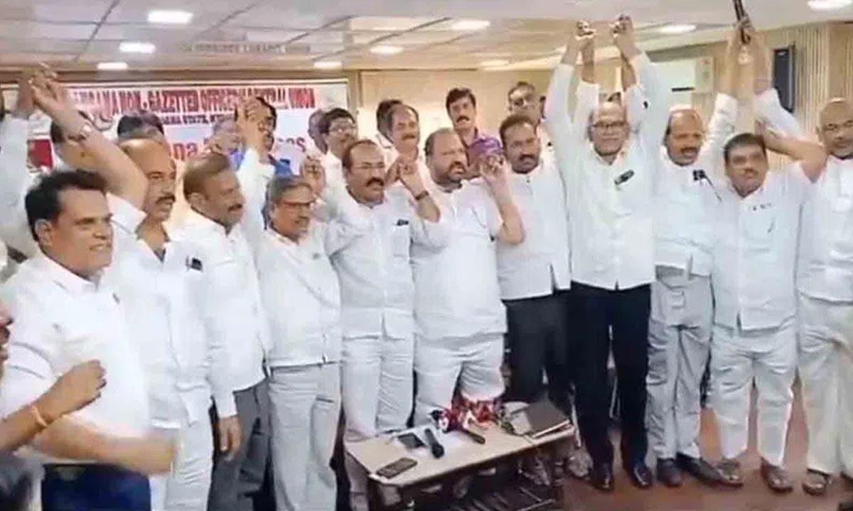JAC of Telangana Employees | 15 రోజుల్లో మా భవిష్యత్తు కార్యాచరణ ప్రకటిస్తాం.. కాంగ్రెస్ ప్రభుత్వంపై తెలంగాణ ఉద్యోగుల జేఏసీ ఫైర్ JAC of Telangana Employees | 15 రోజుల్లో మా భవిష్యత్తు కార్యాచరణ ప్రకటిస్తాం.. కాంగ్రెస్ ప్రభుత్వంపై తెలంగాణ ఉద్యోగుల జేఏసీ ఫైర్