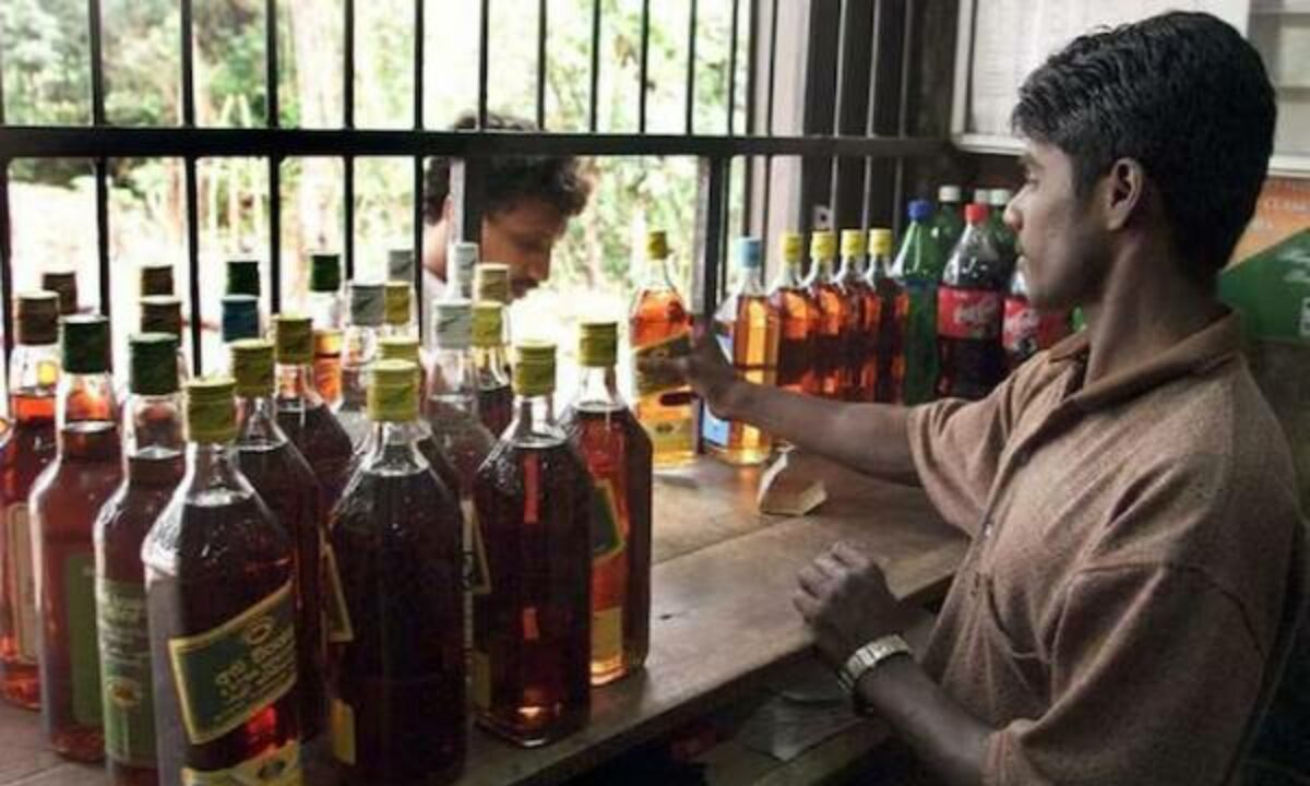 Excise Policy | ఏపీలో రూ.90కే క్వార్టర్ మద్యం బాటిల్.. నూతన ఎక్సైజ్ పాలసీపై ప్రభుత్వం కసరత్తు Excise Policy | ఏపీలో రూ.90కే క్వార్టర్ మద్యం బాటిల్.. నూతన ఎక్సైజ్ పాలసీపై ప్రభుత్వం కసరత్తు