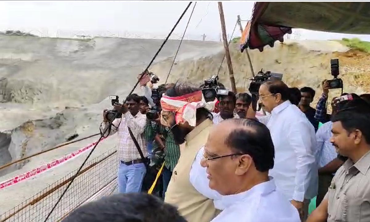 Gutta Sukhender Reddy | బీఆరెస్ అవినీతితోనే కూలిన సుంకిశాల.. అనవసర పథకమన్న మండలి చైర్మన్ గుత్తా Gutta Sukhender Reddy | బీఆరెస్ అవినీతితోనే కూలిన సుంకిశాల.. అనవసర పథకమన్న మండలి చైర్మన్ గుత్తా