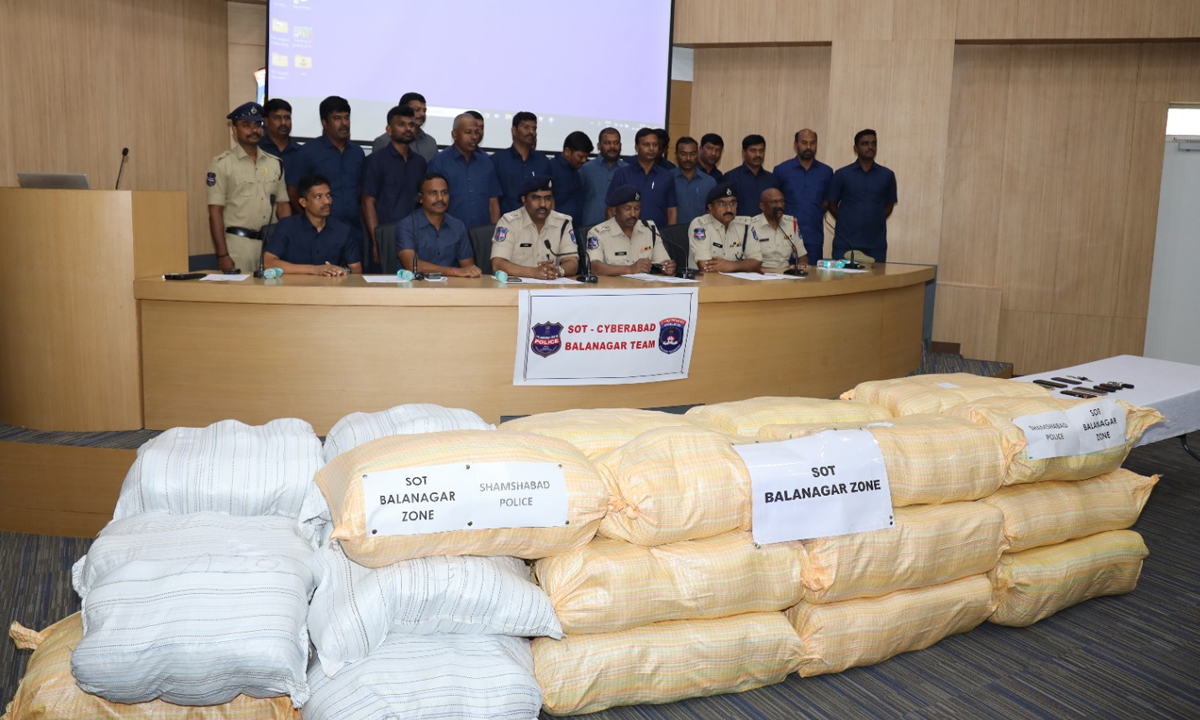 Hyderabad | గోల్కొండ వద్ధ కంటైనర్లో 800కిలోల గంజాయి పట్టివేత Hyderabad | గోల్కొండ వద్ధ కంటైనర్లో 800కిలోల గంజాయి పట్టివేత