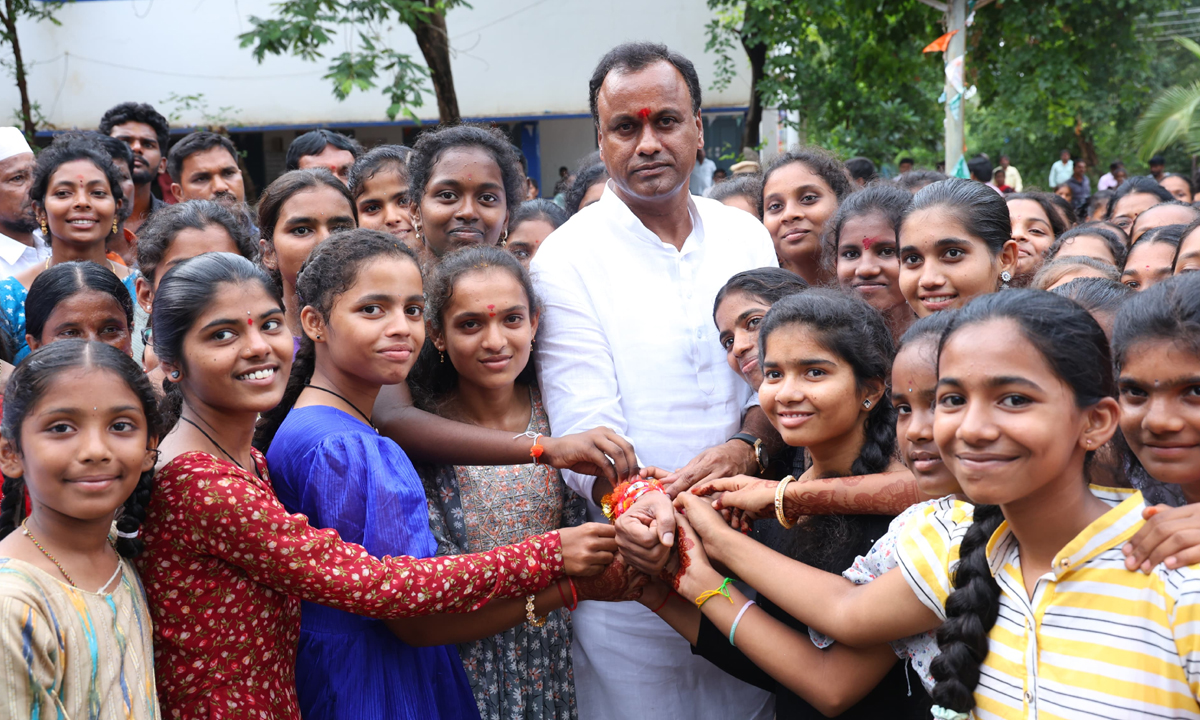 MLA Komatireddy Rajagopal Reddy | కసూర్తిభా పాఠశాలలో ఎమ్మెల్యే రాజగోపాల్రెడ్డి రాఖీ వేడుక MLA Komatireddy Rajagopal Reddy | కసూర్తిభా పాఠశాలలో ఎమ్మెల్యే రాజగోపాల్రెడ్డి రాఖీ వేడుక