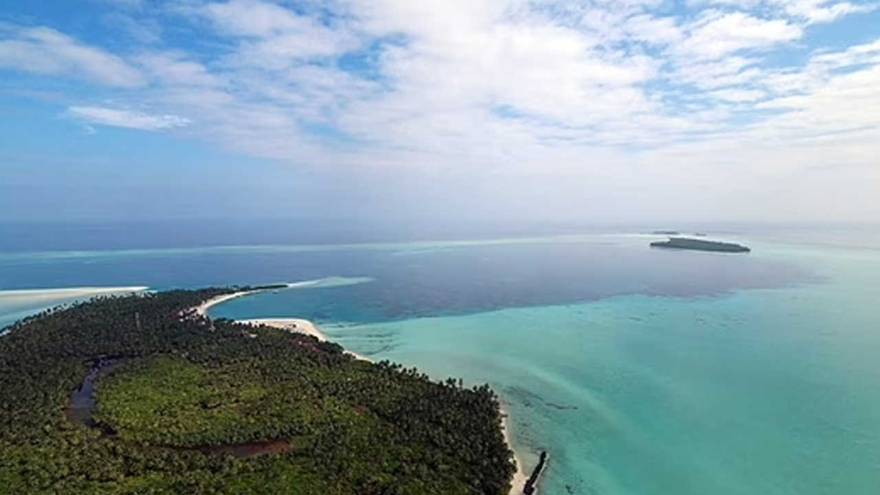 Lakshadweep Tour | పగడపు దిబ్బలు, పచ్చటి మైదానాలు, రంగురంగుల జల జీవులు.. ప్రకృతి అందాలకు పెట్టింది పేరు లక్షద్వీప్..! Lakshadweep Tour | పగడపు దిబ్బలు, పచ్చటి మైదానాలు, రంగురంగుల జల జీవులు.. ప్రకృతి అందాలకు పెట్టింది పేరు లక్షద్వీప్..!