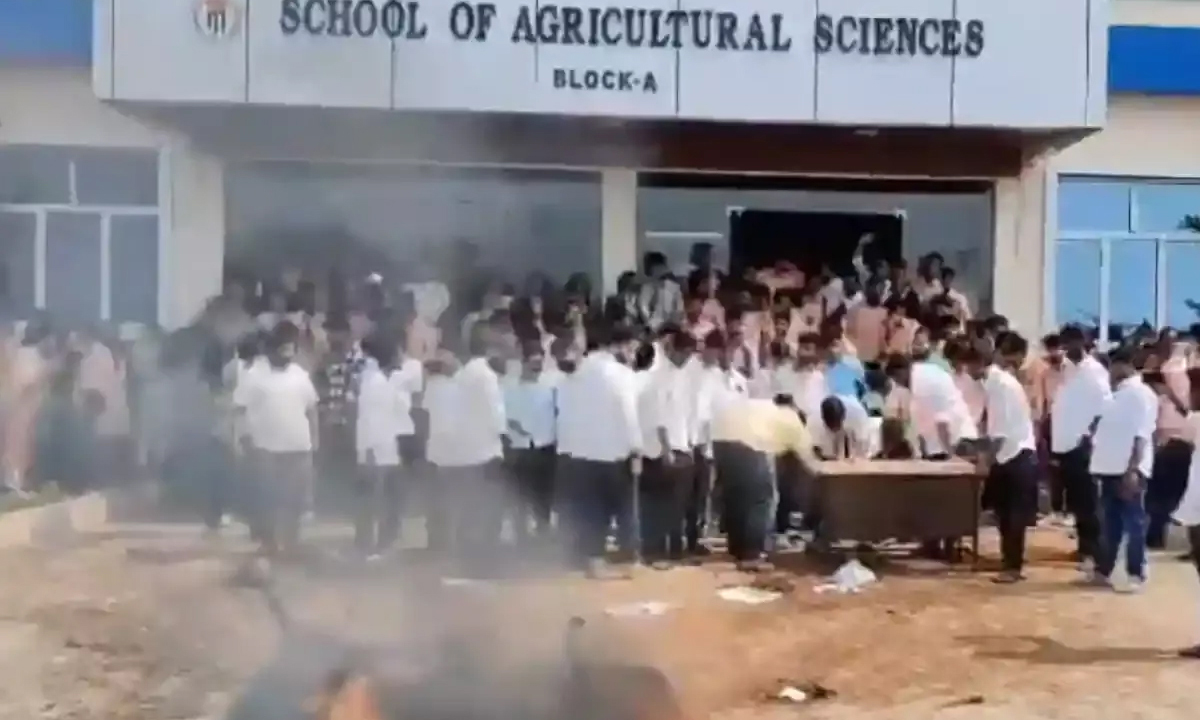 Malla Reddy Agriculture University | మల్లారెడ్డి అగ్రికల్చర్ యూనివర్సిటీలో ఉద్రిక్తత.. ఫర్నిఛర్ ధ్వంసం Malla Reddy Agriculture University | మల్లారెడ్డి అగ్రికల్చర్ యూనివర్సిటీలో ఉద్రిక్తత.. ఫర్నిఛర్ ధ్వంసం