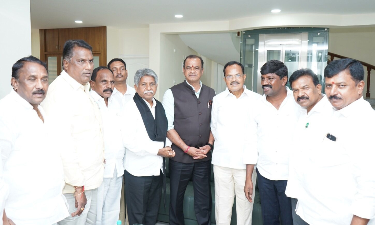 Manda Krishna Madiga | మంత్రి కోమటిరెడ్డి వెంకట్ రెడ్డిని కలిసిన మందకృష్ణ మాదిగ Manda Krishna Madiga | మంత్రి కోమటిరెడ్డి వెంకట్ రెడ్డిని కలిసిన మందకృష్ణ మాదిగ