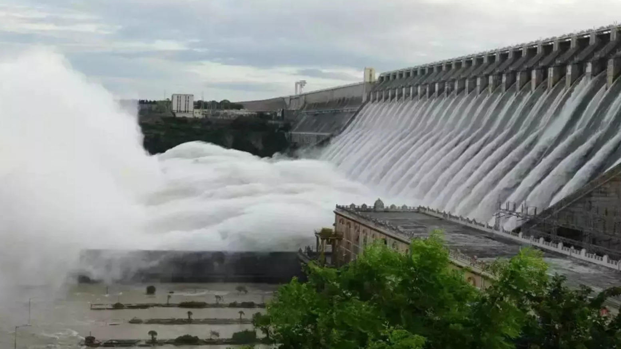 Nagarjuna Sagar | నిండు కుండలా నాగార్జున సాగర్.. 20 గేట్లు ఎత్తిన అధికారులు Nagarjuna Sagar | నిండు కుండలా నాగార్జున సాగర్.. 20 గేట్లు ఎత్తిన అధికారులు