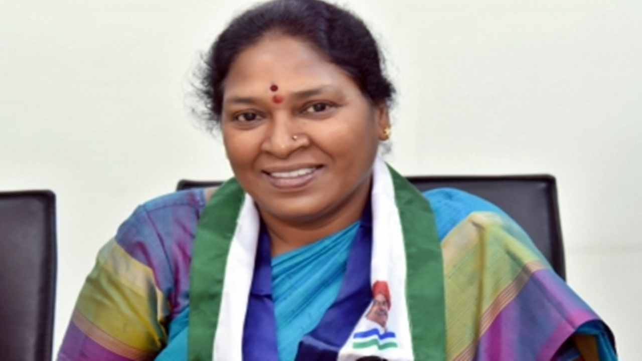Pothula Sunita | వైఎస్ఆర్ కాంగ్రెస్ పార్టీకి షాక్.. ఎమ్మెల్సీ పదవికి, పార్టీకి పోతుల సునీత గుడ్బై Pothula Sunita | వైఎస్ఆర్ కాంగ్రెస్ పార్టీకి షాక్.. ఎమ్మెల్సీ పదవికి, పార్టీకి పోతుల సునీత గుడ్బై