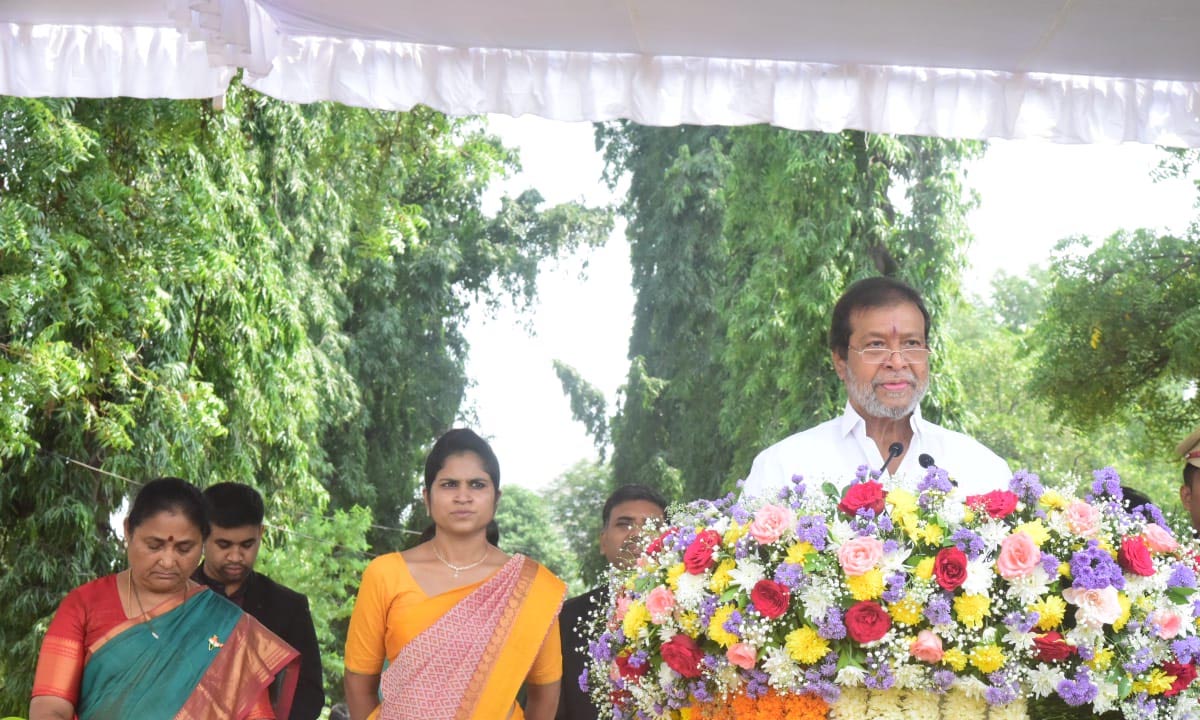 Damodar Rajanarsimha | సంగారెడ్డిలో ఘనంగా స్వాతంత్ర దినోత్సవ సంబరాలు..త్రివర్ణ పతాకాన్ని ఆవిష్కరించిన మంత్రి రాజనర్సింహ Damodar Rajanarsimha | సంగారెడ్డిలో ఘనంగా స్వాతంత్ర దినోత్సవ సంబరాలు..త్రివర్ణ పతాకాన్ని ఆవిష్కరించిన మంత్రి రాజనర్సింహ