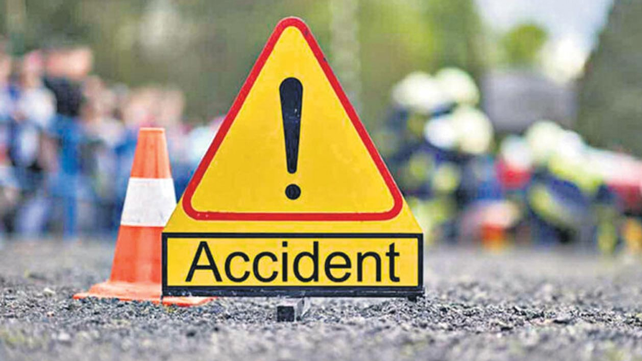 Road accident | కన్నకూతురును చూసేందుకు వెళ్లి కానరాని లోకాలకు తండ్రి.. తండ్రితోపాటు కొడుకు..! Road accident | కన్నకూతురును చూసేందుకు వెళ్లి కానరాని లోకాలకు తండ్రి.. తండ్రితోపాటు కొడుకు..!